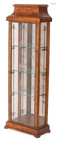 ZIERVITRINE, DREISEITIG. VERGLAST, UM 1900. 109X38X20 CM.