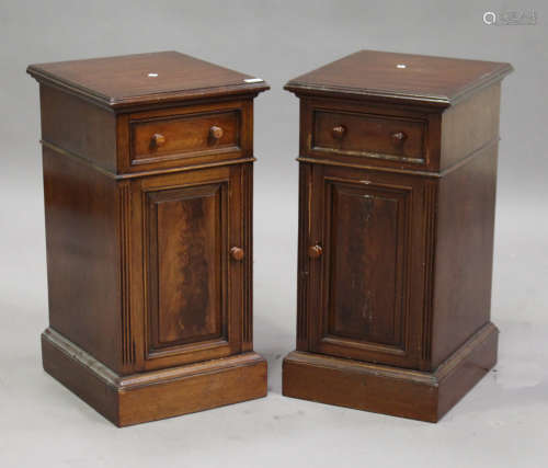 A pair of 20th century Victorian style mahogany bedside cabinets, each fitted with a drawer above