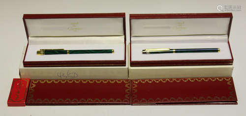 A Must de Cartier fountain pen and matching roller ball pen, both finished in malachite-effect and