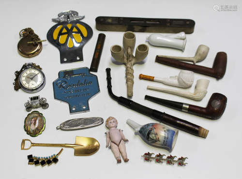 A small group of collectors' items, including an 'RAOB' (Royal Antediluvian Order of Buffaloes)