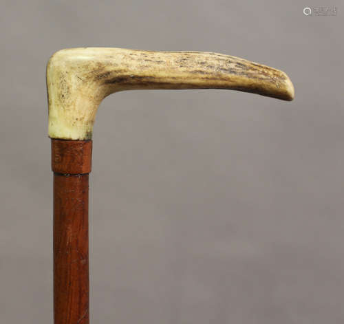 A late 19th/early 20th century carriage whip with stag antler handle, length 110cm.Buyer’s Premium