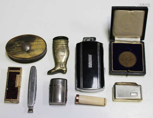 A mixed group of collectors' items, including a 19th century horn oval snuff box, length 7.4cm, a