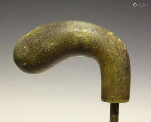 A late 19th/early 20th century rhino horn walking stick handle of curved form, length 10cm. Note: as