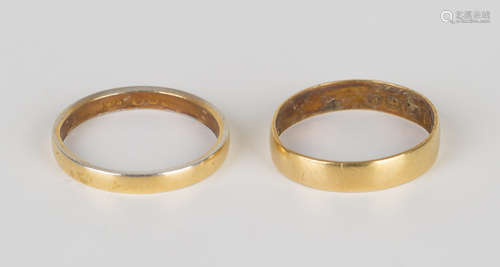 A 22ct gold plain wedding ring, Birmingham 1900, ring size approx M, and a 22ct gold and platinum