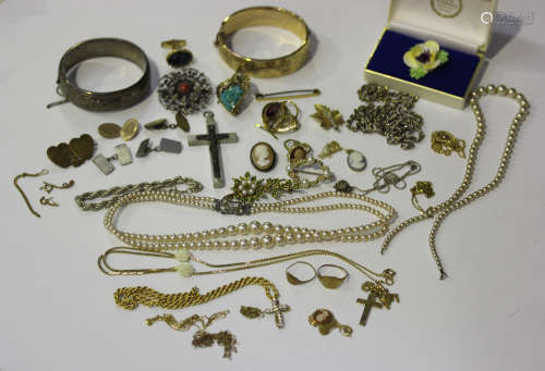 A group of mostly 9ct gold jewellery, comprising a pendant cross, detailed '9ct', two further