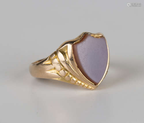 A Victorian 15ct gold and sardonyx signet ring, mounted with a shield shaped sardonyx between