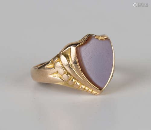 A Victorian 15ct gold and sardonyx signet ring, mounted with a shield shaped sardonyx between