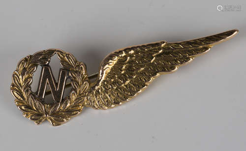 A 9ct gold Royal Air Force navigator's brevet wing sweetheart brooch, Birmingham 1979, width 5cm.