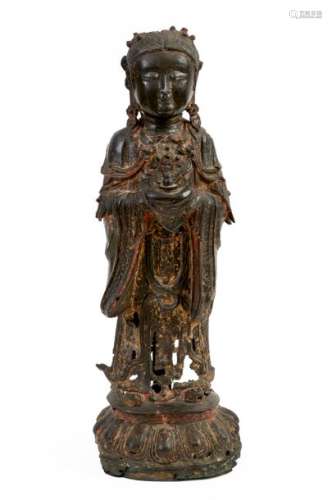 China, Ming period (1368-1644)Important sculpture in cast iron and bronze representing a standing court lady holding a bowl in her handsTraces of polychromyH: 51 cm(accidents)