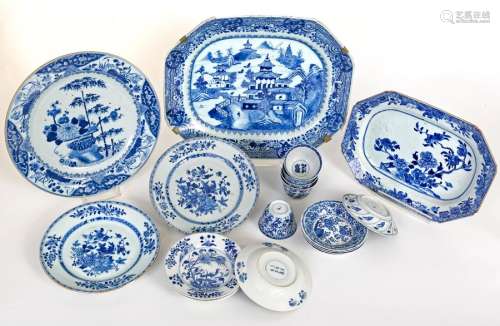 China, 18th centuryBlue and white porcelain set comprising:A large octagonal dish decorated with a lively lake landscape, a small octagonal dish decorated with flowering branches, a small round dish decorated with a vase of flowers and bamboos, a pair of dinner plates decorated with a bouquet of flowers and fruit, a series of three small flat plates decorated with branches decorated with bird flowers, a series of four pouches and three saucers with floral decoration and a pair of saucers and a pouch decorated with flowers and birdsSeveral pieces with blue markings under cover41 x 34.5 cm for the largest(accidents and restorations)