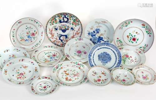 China, 18th century Two large compote dishes, two pairs of dinner plates, four dinner plates, one soup plate, two small dinner plates and two bowls in polychrome porcelain with various floral decorations including Compagnie des IndesDiam: from 16 to 28.5 cm(accidents and restorations)