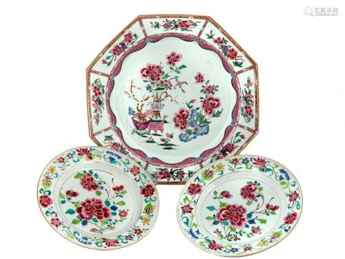China, Qianlong period (1735-1796) Octagonal porcelaindish with floral decoration of the RoseFamily Diam: 36 cmA pair of porcelain platesDiam: 22,5 cm is attached to the dish.