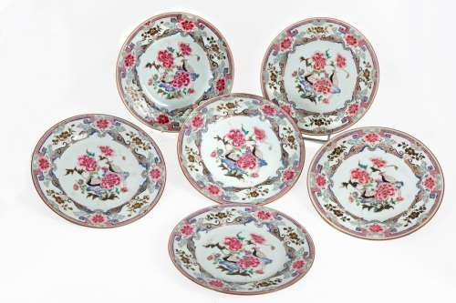 China, Qianlong period (1735-1796)Series of six porcelain plates with Rose Family decorationDiam: 23 cm(two slight cracks in one plate)