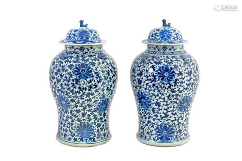 China, late 19th century Pair of four-handled Chen-Fö head-shaped vases with blue and white porcelain lid with floral decoration H: +/- 45 cm (accidents at one lid and one heel)