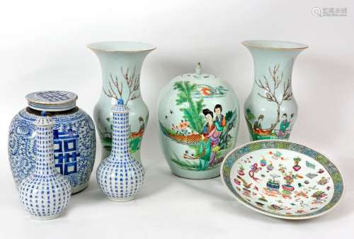 China, 19th-20th centuryPorcelain set comprising:- a pair of Phoenix tail vases, H: 34 cm (a crack at a neck)- a pair of bottle vases, H: 25 cm- two ginger pots, H: 24 and 32 cm (one restored lid)- a dish, Diam: 29.5 cm