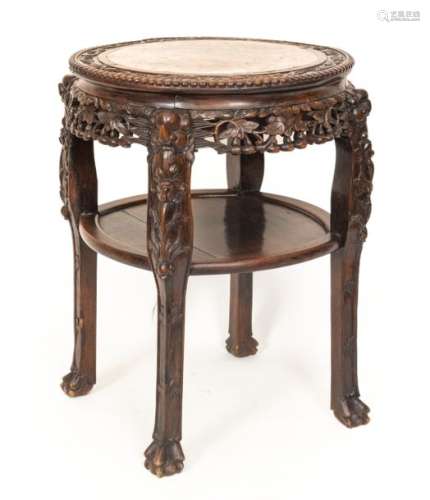 China, circa 1900Round quadripod pedestal table in exotic wood, carved and openwork, with legs joined by a spacertop Marbleshelf 65 x 56 x 56 cm (accidents)