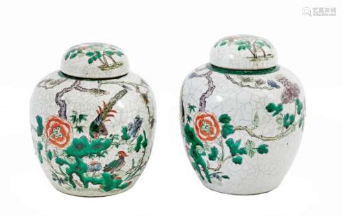 China, circa 1900Pair of ginger pots and their lids in polychrome Nanjing porcelain decorated with flowering branches with birds on a creamy cracked background One with four-character blue mark under cover H: +/- 21 cm (one lid restored)