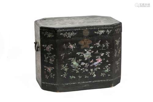 Indochina, 19th century Lacquered wooden ricebox inlaid with mother-of-pearl, the interior in chased pewter with floral and animal decoration in a landscape29 x 37 x 26.5 cm(accidents and missing parts)