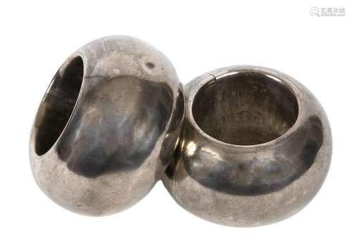 Probably Rajasthan, IndiaPair of smooth circular dowel ornaments made of a silver-based alloy, opening thanks to a screw and a hingeDiam: 12 cmTotal weight: +/-1230 grsThese rings were used, in addition to their function as ornaments, as percussion for certain dance steps. This practice is attested by the blows present on the surface.