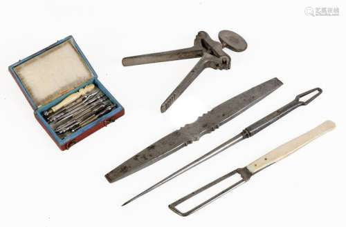 Set of four steel medical instruments including an autopsy chisel, a cataract pick, a mouth opener and an ossiclesaw A dental kit with its steel and ivory instruments is included in a suitable box covered with red morocco Early 19th centuryFrom 18 to 23 cmBox (damaged): 7 x 5 cm