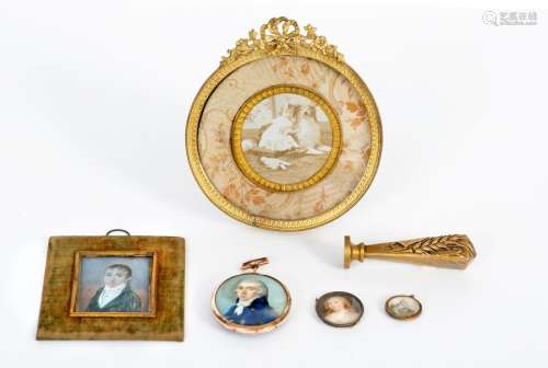 Portrait of a gentleman, oval miniature on ivory with a yellow gold frame decorated on the back with hair and blue glass.We join Portrait of a gentleman, rectangular miniature on ivory, Portrait of a lady of quality, oval miniature on ivory, Portrait of Louis XVIII, round miniature on paper (?), a round Louis XVI style photo frame in chased and gilded bronze as well as an Art Nouveau style stamp in chased and gilded bronze decorated with an ear of wheat and signed H. Boyer (19th-20th century).Period from the end of the 17th to the beginning of the 20th centuryDiam: from 2 to 12.5 cm. H. (stamp): 12.5 cm (accidents)