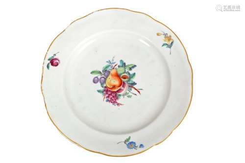 Chantromium-plated plate in polychrome porcelain of Tournai decorated with fruits in its center and three flowers cut on the marli with gildednet Epoch XVIIIthDiam: 24 cm (small gilding wears)