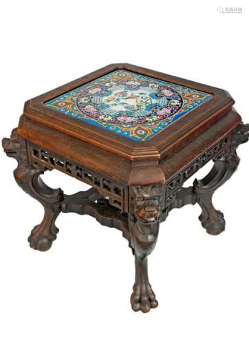 Square pedestal table with carved and openwork corners in Chinesetaste Curved legs decorated with lion heads and finished with clawsShelf decorated with a large polychrome enamelled earthenware plate, probably by Longwy, with flowers and birdsFrench work, period around 190072 x 73 x 73 cm(missing and accidents)