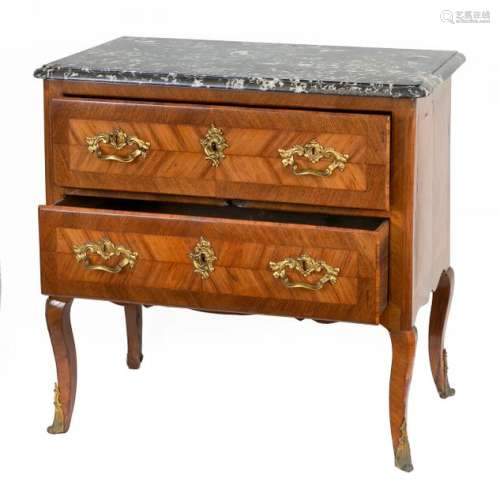 Small Regency style chest of drawers in veneer wood opening by two large drawers under a moulded Sainte Anne grey marble shelf, curvedlegs French work, 18th century80,5 x 78,5 x 48 cm(accidents and restorations)