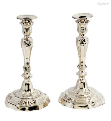Pair of large Regency style candlesticks in silver decorated with the coat of arms of the countyBrussels stamp, year (17)70Bobeche brought backH: 26 cmTotal weight: +/- 700 grs