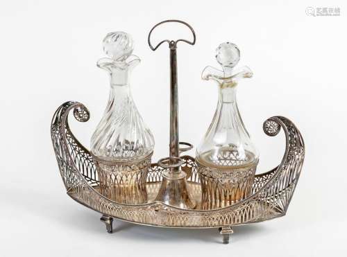 Oil and vinegar maker in the Directoire style in the shape of a nave in silver 950/1000 with the hallmarks of Paris (1798-1809) Differentbottles addedL: 29 cmTotal weight (excluding glassware): +/- 550 grs(accidents)