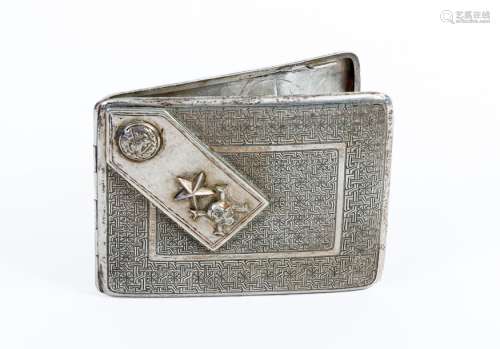 Cigarette case in chased silver decorated with the ancient coat of arms of Iran and the symbols of the Shah's black guard XXth Century 9,5 x 7,5 cm Weight: +/- 144 grs (accidents)