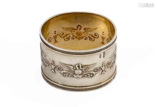 Karl FABERGÉ (1846-1920) Oval napkinring Empire style silver 84 zolotniks decorated with swans with outstretched wings flanked by scrollsFabergé stamp for Moscow, between 1899 and 1908Weight: +/- 57 grs.