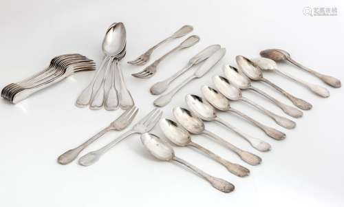 Set of 32 pieces of silver 950/1000 including:12 forks10 spoons2 fish forks and2 fishknives Goldsmith Tétard Frères, French punches (1878-1973)4 large soup spoons and 2 large forks, net model, with various punches Totalweight: +/- 1600 grs.