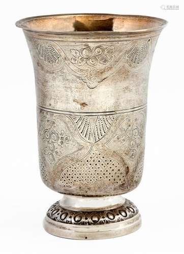 Large Regency style timbale in chased silver decorated with flowers and shellsHallmarks of Paris (1781-1789)Bears a dedication H*LECHALA*F*LAUNAI* at the footH: 13 cmWeight: +/- 188 grs(crooked)