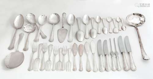 Set of 167 pieces in silver 800/1000 consisting of:12 large spoons12 large forks12 large knives (stainless steel blades)12 small spoons12 small forks12 small knives (stainless steel blades)12 fishknives 12 fishforks 12 dessertspoons 12 icecream spoons 12 mochaspoons 12 cakeforks 12 lobster spades (partly made of metal) and11 serving pieces Germanhallmarks, early 20th century Totalweight (excl. partly metal cutlery): +/- 6200 grs. Totalweight (partially metal cutlery): +/- 2500 grs.