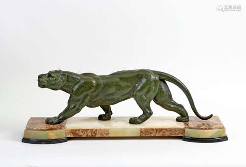 Demetre CHIPARUS (1886-1947) Walking panther Regulator with green patina on a base of onyx and blackmarble UnsignedL. (base): 77 cmL. (panther): +/- 68 cm Total height: +/- 26,5 cm (small chips and scratches on the base)