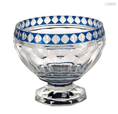 Round faceted bowl on octagonal base in clear and blue cut crystal from the Val Saint-LambertPeriod first half XXthDiam: +/- 18,5 cmH: 15 cm