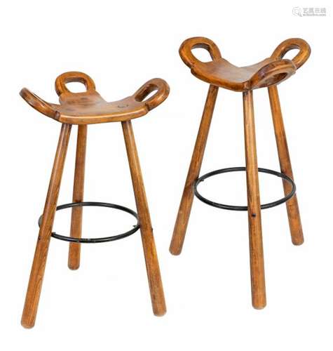 Attributed to Carl MALMSTEN (1888-1972)Pair of natural wood barstools on three legs connected by a circular black lacquered metal spacerH: 84 cm (claws)