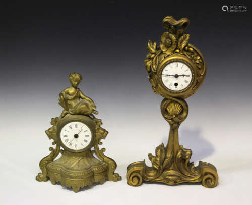 An early 20th century carved giltwood mantel timepiece, the case of slender form with floral and