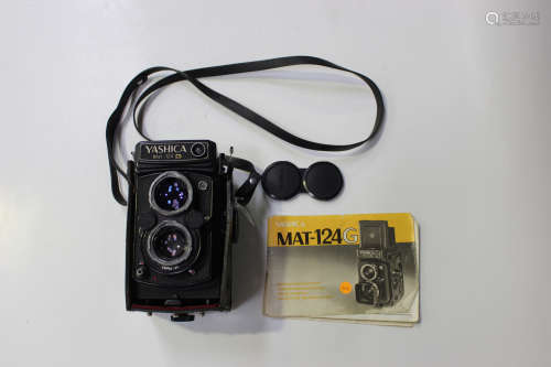 A Yashica Mat-124 G twin lens reflex camera, serial No. 6061779, with Yashinon 1:2.8 f=80mm and 1:
