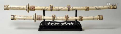 Paar Zierschwerter auf Schwertständer, Japan, E. 19. Jh.