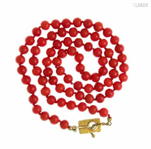 Coral necklace with clasp GG 750/000 with 76 coral balls 6.5 mm in good color, L. 57 cm,