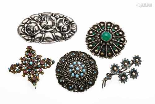 Mixed lot of 5 brooches, silver partly gilded, with turquoise cabochons, agate cabochon,