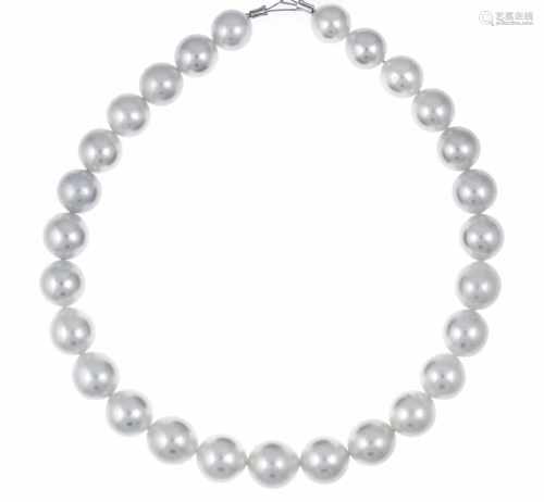 South Sea strand with 27 very fine South Sea pearls 15.5 - 12.8 mm with very very few