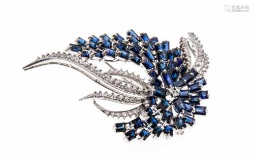 Sapphire diamond brooch WG 750/000 with 58 fac. Spahir baguettes and sapphire carrés 5.5 -