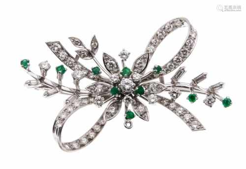 Emerald-brilliant brooch WG 585/000 with 10 round faced emeralds in good color and purity,