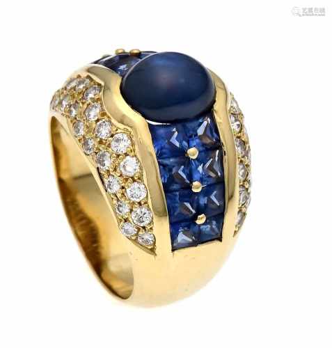 Sapphire-diamond ring GG 750/000 with an oval sapphire cabochon 8 mm and 16 fac. Sapphire