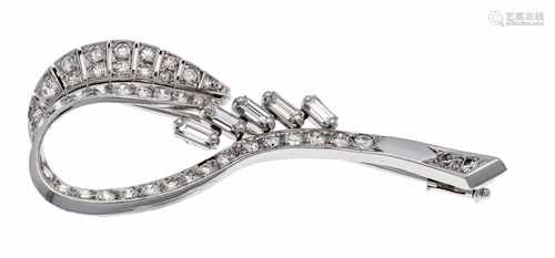 Brilliant brooch 585/000 with 39 brilliants, total 1.0 ct and 5 diamond baguettes, total