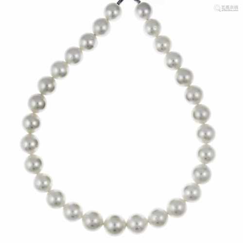 South Sea strand with 29 fine South Sea pearls 15.7 - 13.15 mm with few natural features