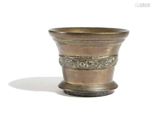 A 17TH CENTURY BRONZE MORTAR ATTRIBUTED TO WHITECHAPEL FOUNDRY, LONDON, c.1630-40 decorated with a